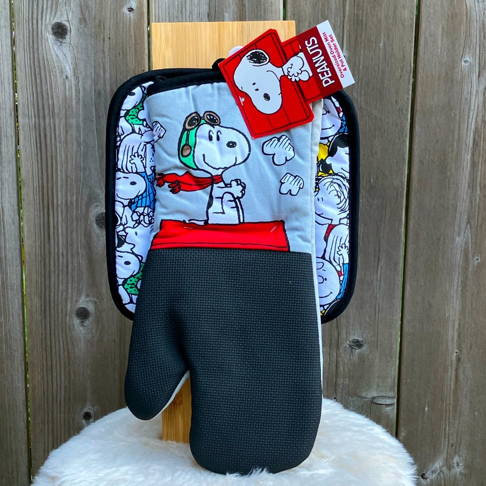 Peanuts Snoopy Oversized Oven Mitt & Pot Holder Set